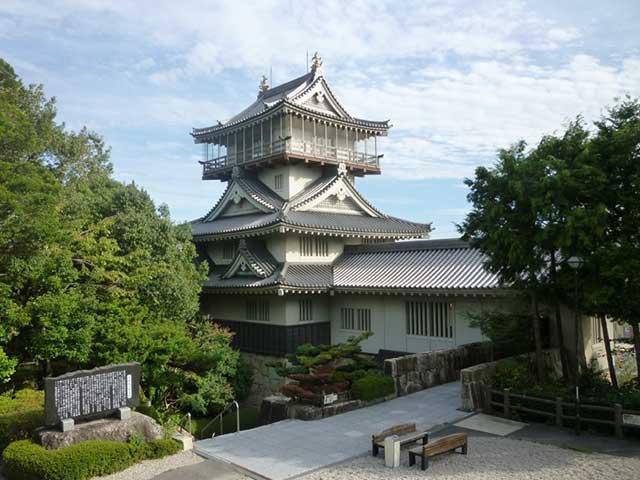 Iwasaki-Castle.jpg